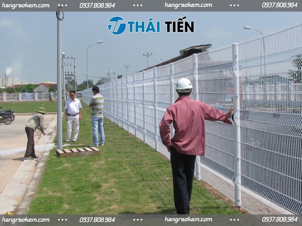 Hàng Rào Lưới Thép Chấn Sóng Sơn Tĩnh Điện Làm Hàng Rào Bảo Vệ Trong Khu Công Nghiệp