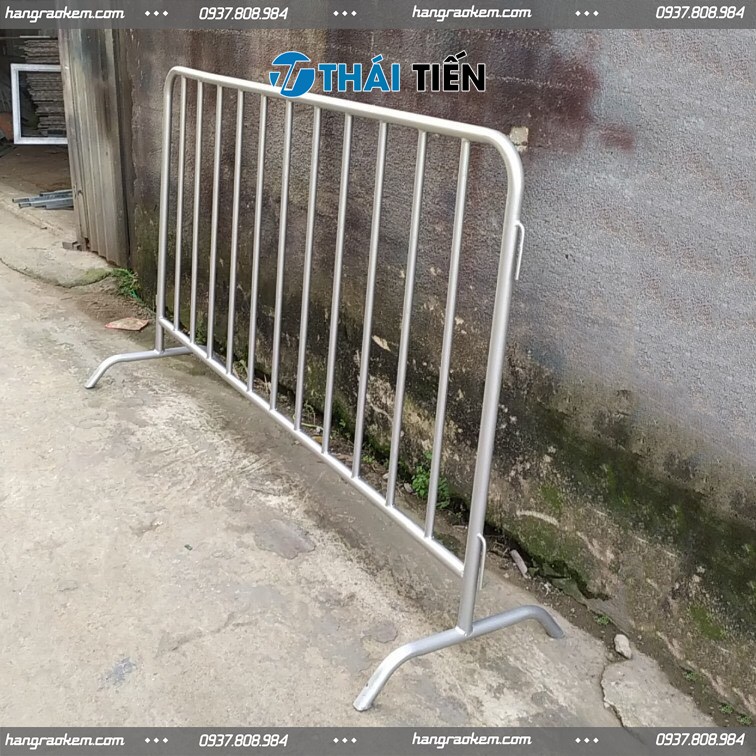 Hàng Rào Di Động Được Làm Bằng Ống Kẽm Sơn Màu Bạc